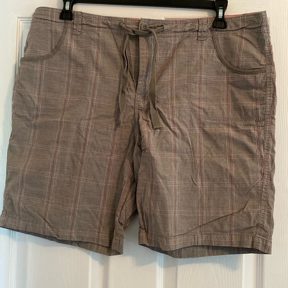 54. Faded Glory Womens Shorts Size 16 Grey With Pink